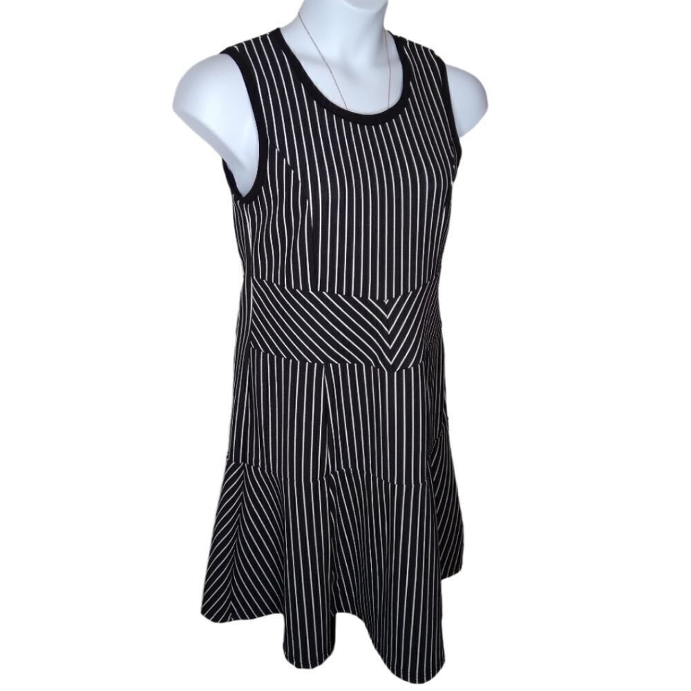 Nina Leonard slvls blk/wht stripe dress size L